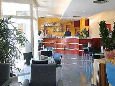 Hotel Girona Nord 萨里亚德泰尔 2*,